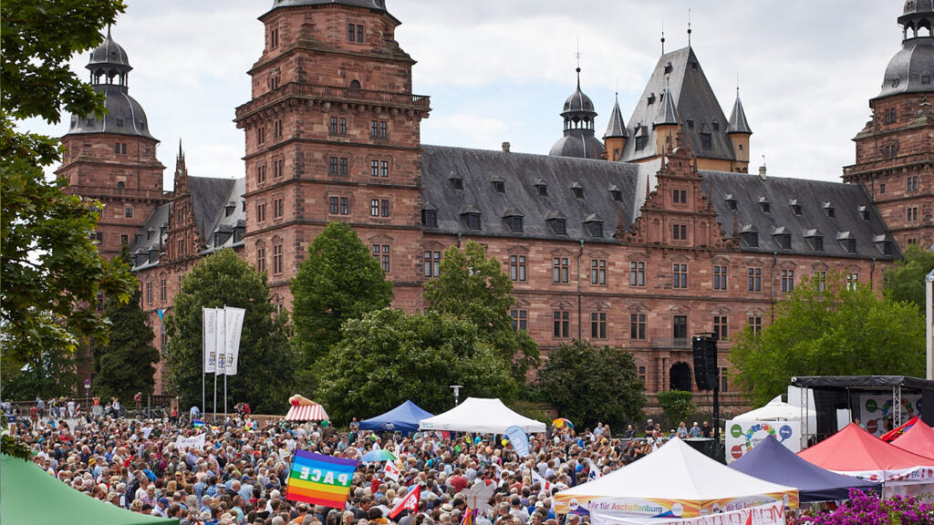 Aschaffenburg ist bunt: Aschaffenburger Schlossplatz.