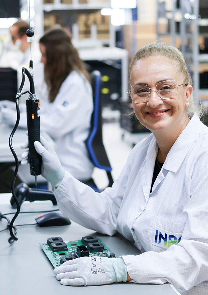 INRO Mitarbeiterin in der Fertigung.