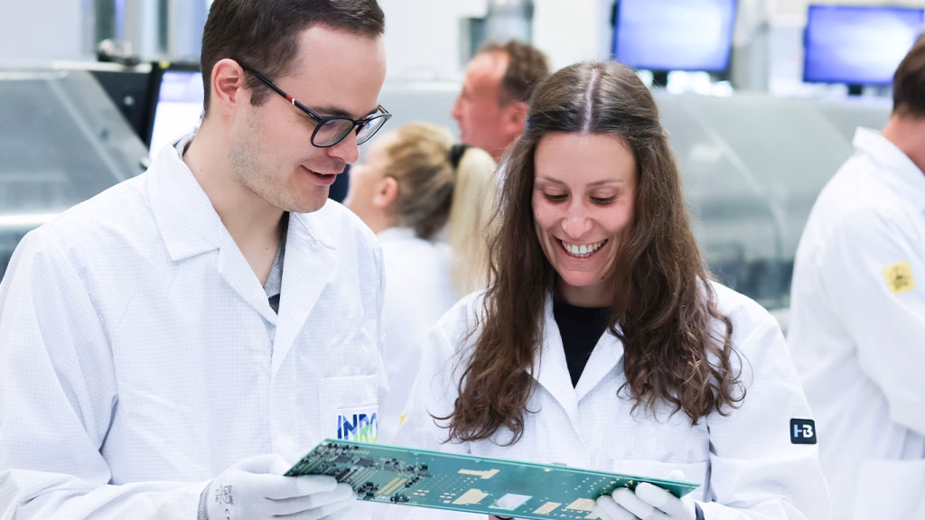 INRO Mitarbeiter und Mitarbeiterin in der Fertigung