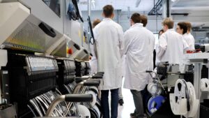 Nachwuchskräfte der Technischen Hochschule und Technikerschule zu Besuch bei INRO