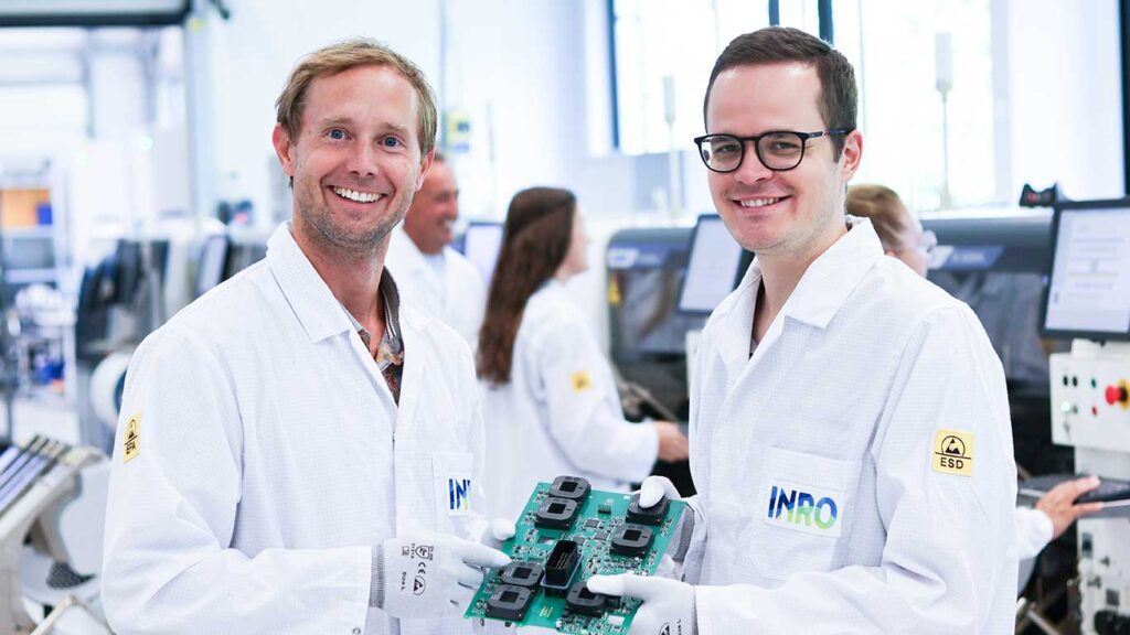 Zwei INRO Mitarbeiter in der Fertigung.